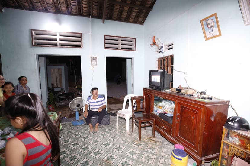 Original photo of a room with roomGPT.io